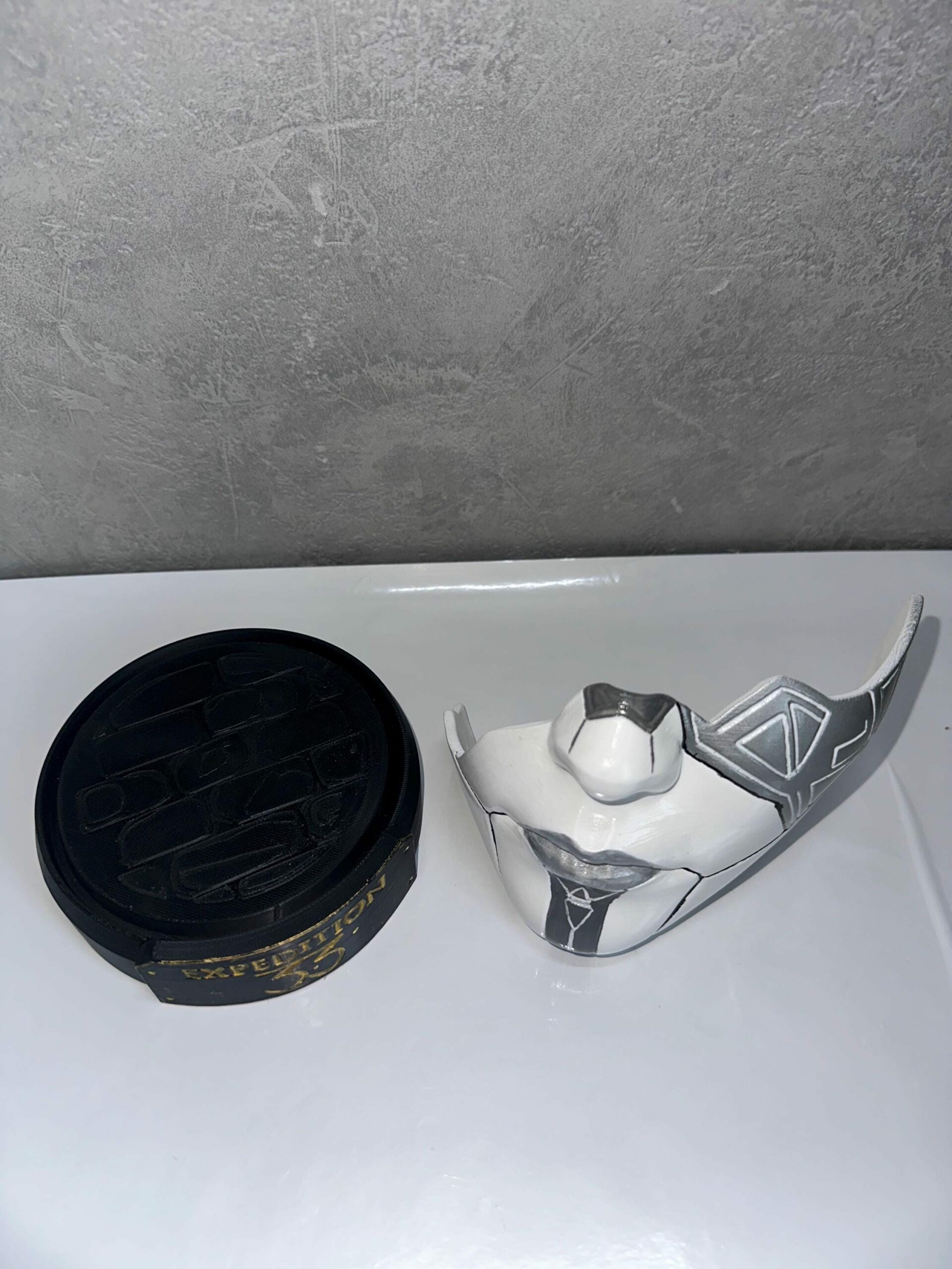 Masque Alicia Clair Obscur Expédition 33 + Support – Image 8