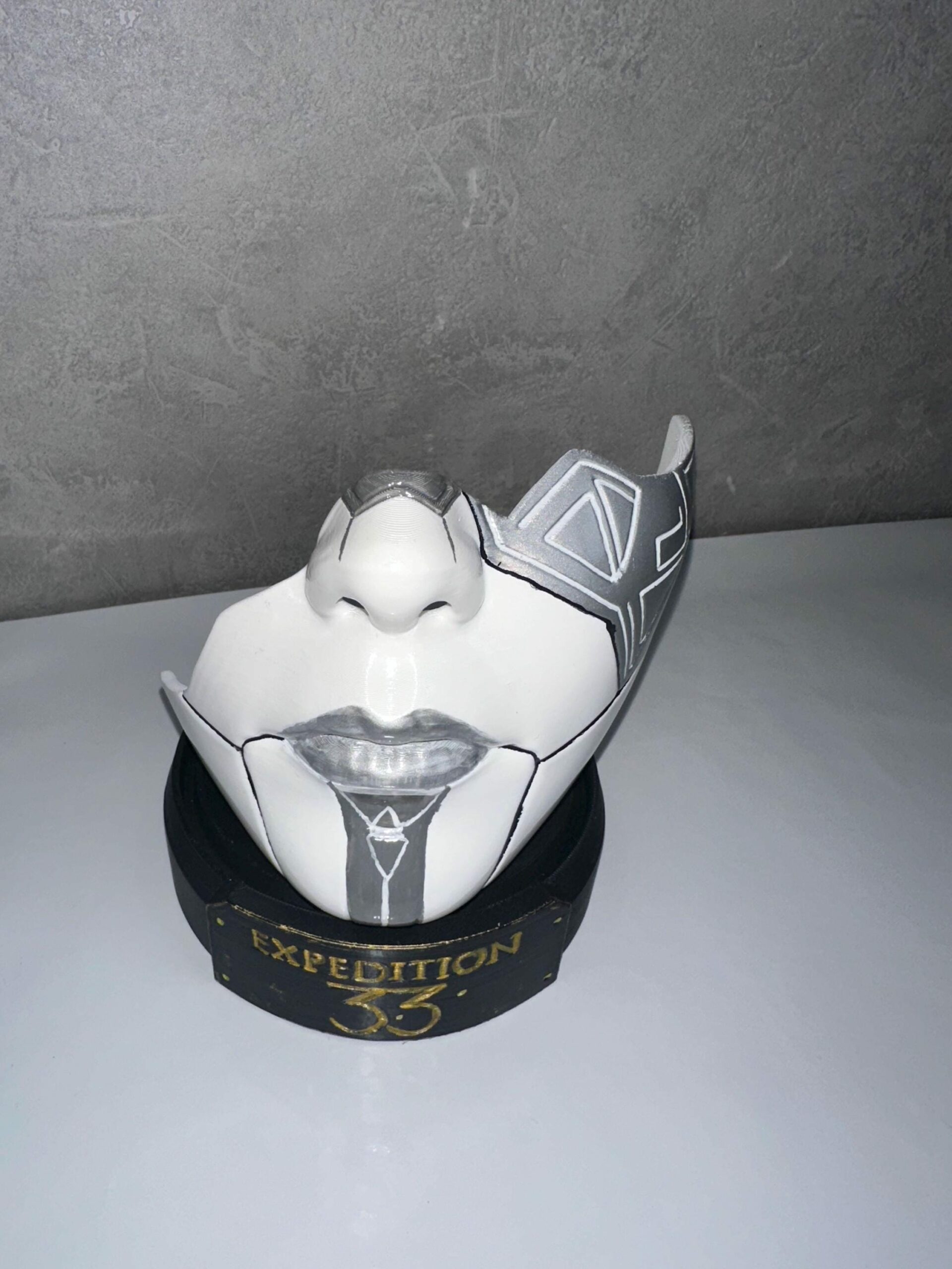 Masque Alicia Clair Obscur Expédition 33 + Support – Image 6