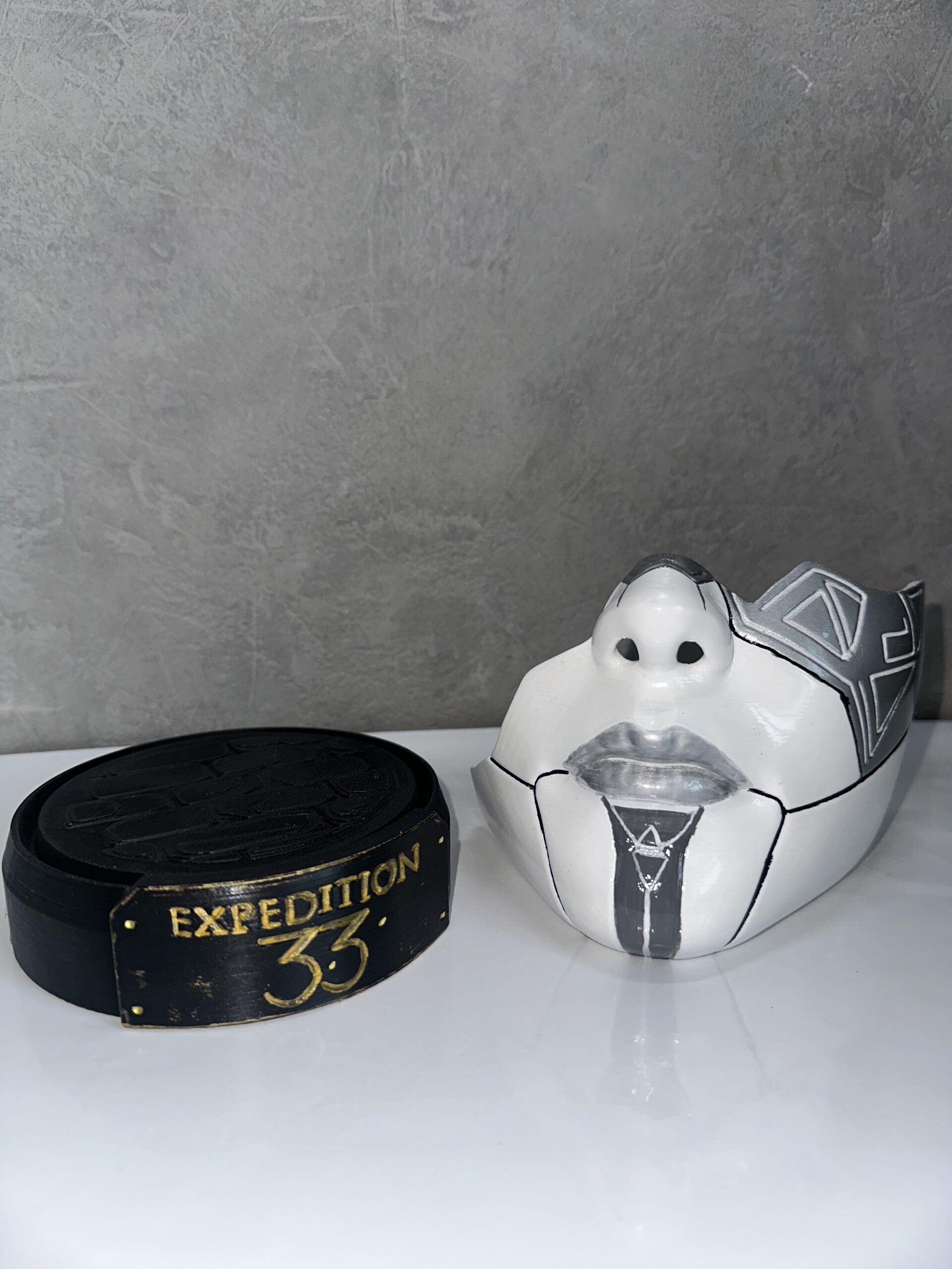 Masque Alicia Clair Obscur Expédition 33 + Support – Image 2