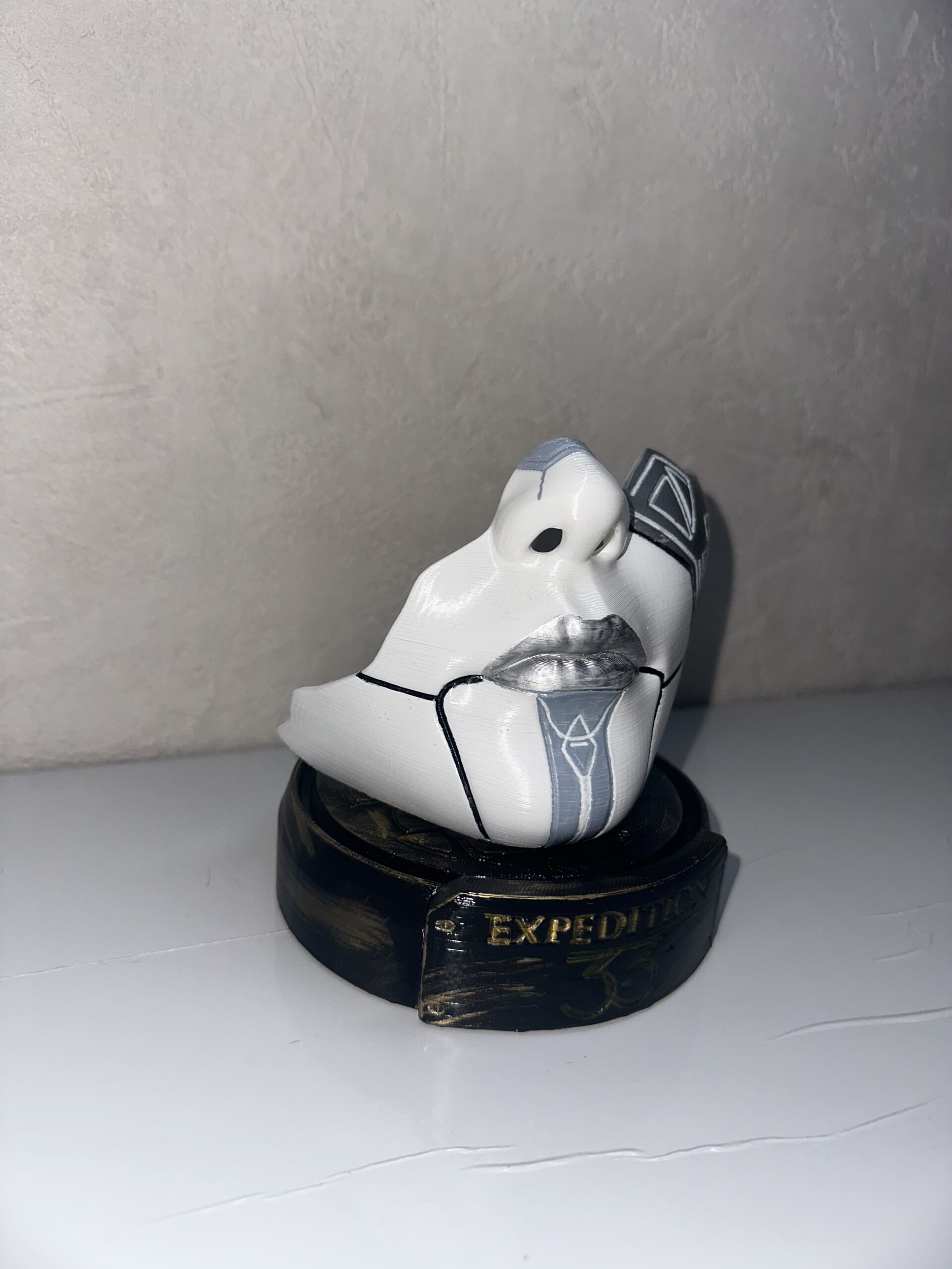 Masque Alicia Clair Obscur Expédition 33 + Support – Image 7